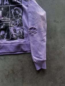 Sweat à capuche court personnalisé pour femme, style streetwear premium, avec imprimé graphique vintage délavé et détails de manches usées - Product Image 3