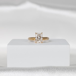 แหวนเพชรทรงรัศมี 1.5 กะรัต สร้างในห้องปฏิบัติการ ดีไซน์หรูหรา พร้อมวงแหวนรอบนอกแบบซ่อน ตัวเรือนทองคำขาว 14K รับรองโดย IGI เหมาะสำหรับเป็นแหวนหมั้นหรือแหวนครบรอบสำหรับเธอ - Product Image 1