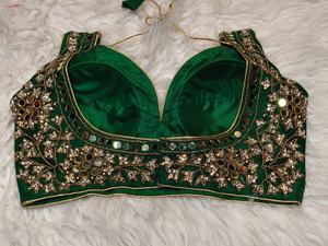 Blusa de diseñador para mujer, verde oscuro, estilo crop top, para invierno, con circonitas de espejo tejidas y bordado artesanal pesado. - Product Image 2