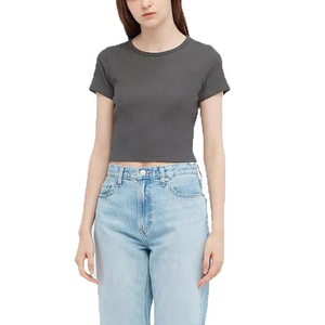 Styles confortables pour tous les jours, pour des looks modernes : t-shirts courts pour femmes, alliant confort et un look tendance au quotidien. - Product Image 1