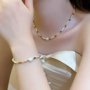 Collier pour femme en pierre naturelle et perle d'eau douce, nouveau modèle populaire, chaîne de clavicule de luxe léger, inspiré de la dopamine - Product Image 1