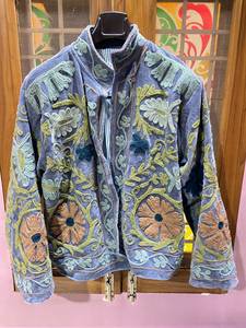 Veste en velours bleu brodée Suzani, faite à la main, motif floral, style bohème, pour femme, vêtement d'extérieur artisanal vintage, fournisseur en gros - Product Image 1