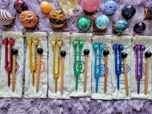 Juego de 8 diapasones para chakras Pro - 7 chakras + conexión con el alma en bolsa de terciopelo. - Product Image 2