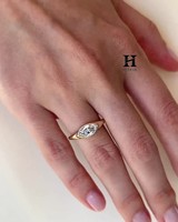 Anillo de Compromiso Minimalista con Diamante de Laboratorio Corte Marquesa - Anillo de Boda de Oro Sólido de 14K con Engaste de Bisel - Diamante Marquesa Moderno Estilo Oriente-Oeste