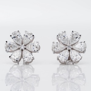 Pendientes de Oro Blanco Sólido de 14K con Diamantes Cultivados en Laboratorio en Forma de Pera, Diseño Floral, Regalo de Aniversario de Bodas para Mujer - Product Image 1