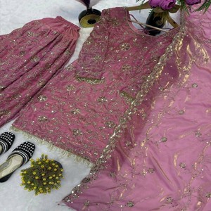 Ensemble Patiyala VASTRA COTTAGE en soie brodée avec sequins, comprenant un haut et un dupatta, prêt-à-porter pour mariages indiens, festivals et soirées - Product Image 3