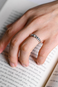 Anillo de Eternidad de Oro Blanco con Corazón y Diamante Cultivado en Laboratorio con Corte Esmeralda - Product Image 2