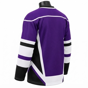 Maillot de hockey sur glace décontracté, fabriqué avec des matériaux de qualité et une coupe confortable, offrant une construction durable et des coutures soignées. - Product Image 4