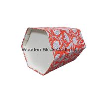 Poubelle décorative ouverte faite à la main en carton PP imprimé au bloc, avec enveloppe en tissu 100 % coton.
