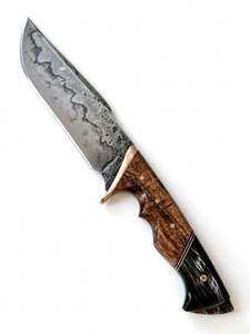Herramienta utilitaria para exteriores de acero al carbono forjado a mano, con mango compuesto y protector de cobre pulido, de Iron Crown Forge. - Product Image 3
