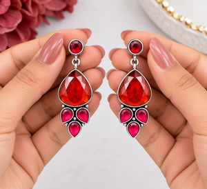 Boucles d'oreilles pendantes ethniques tendance en argent plaqué antique avec pierre précieuse rouge royale Monalisa et perle, serties en clos, pour commande en gros - Product Image 3