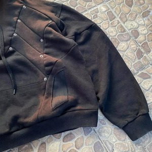 เสื้อฮู้ดดี้โอเวอร์ไซส์สำหรับผู้ชายสไตล์สตรีทแวร์ ตกแต่งหมุดโลหะ แนวพังก์ กอธิค ทรงหลวม ไหล่ตก สไตล์เทคแวร์ - Product Image 5