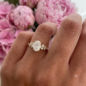 Bague de fiançailles en diamant de laboratoire taille ovale pour femme, plaquée or, avec pierres latérales classiques en grappe, cadeau d'anniversaire de mariage - Product Image 4