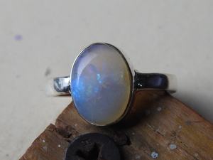 Anillo de Boda Australiano de Plata Maciza con Ópalo Multifuego - Talla 6.5 de EE. UU., Joyería Clásica Hecha a Mano, Regalo para Ella - Product Image 3