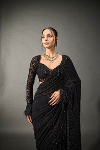 Sari de Georgette Sintético Estilo Bollywood con Lentejuelas Pesadas de 5mm, Bordado Multicolor y Detalle Zalar con Blusa de Diseñador - Product Image 4