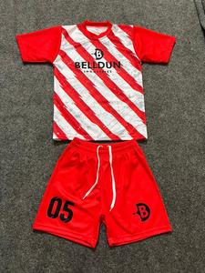 Ensemble de maillot et short de football personnalisé, rayé rouge et blanc, sublimé, séchage rapide, 100% polyester, vêtements de sport pour garçons - Product Image 1