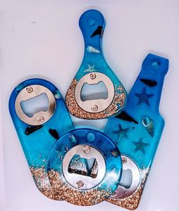 Abridor de botellas de resina hecho a mano con diseño artístico de olas oceánicas para recuerdo y regalo con temática playera - Product Image 1