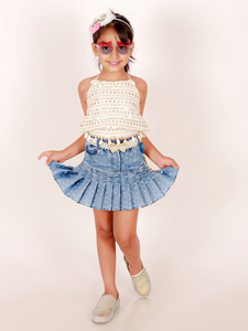 Haut sans manches tissé et orné Elaisha avec jupe en jean - Blanc et bleu - Product Image 3