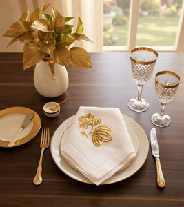 Serviette de table carrée en coton brodée de fleurs dorées, élégante décoration de table pour la maison, les mariages et les fêtes - Product Image 1