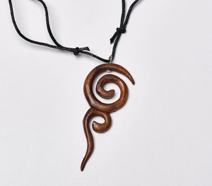 Collier pendentif en spirale en bois, design artisanal en bois naturel, cordon noir, style bohème, accessoire de bijouterie - Product Image 1
