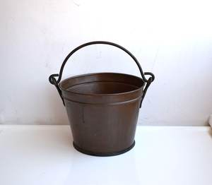 Cubo de Metal Hecho a Mano con Acabado Rústico para Decoración del Hogar - Product Image 1