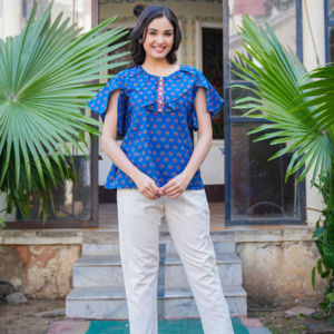 เสื้อผู้หญิงสีน้ำเงินผ้าฝ้ายพิมพ์ลายดอกไม้ทรงปกติพร้อมแขนบานและคอกลม ออกแบบมาเพื่อการสวมใส่ลำลองในฤดูร้อนทั่วโลก - Product Image 1