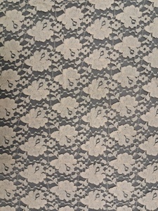 Tissu en filet ivoire de qualité supérieure à motif floral - Dentelle extensible à motif de roses et de vigne sur toute la surface pour shrugs de créateurs - Vente chaude - Product Image 1