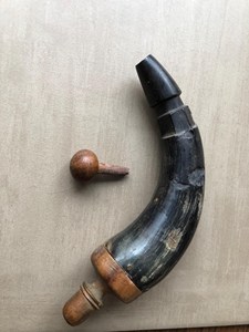 Corne à poudre sculptée à la main, traditionnelle, à prix abordable, forme personnalisable, pour reconstitution historique, tir à la poudre noire, style frontière - Product Image 1