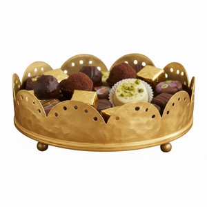 Cuenco de latón martillado artesanal con borde festoneado para servir chocolate, plato decorativo de metal dorado para dulces, bocadillos y decoración del hogar - Product Image 2