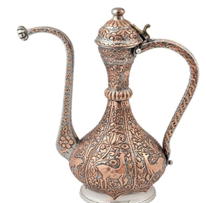 El llamativo surahi de cobre pulido presenta un patrón grabado que presenta una red de motivos intrincados e increíblemente elaborados. Disponible al por mayor. - Product Image 2