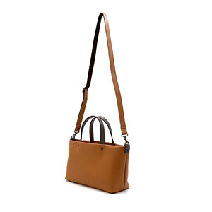 Bolso Tote de Cuero Granulado Color Camel, Elegante, Marca Laisser Faire, para Mujer, con Asa para Hombro, Cierre de Cremallera, Forro de Algodón, para Uso Diario - Product Image 3