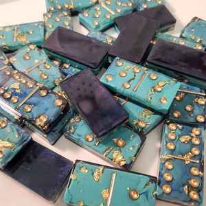 Jeu de dominos en résine rose, fait main, avec paillettes, pièces de jeu artistiques, objet de collection, matériel artisanal - Product Image 5