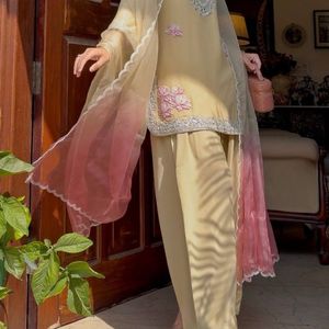 Ensemble Kurti et Palazzo en Rayonne Lourde Brodé avec Dupatta en Soie Tibby Teintée, Travaux de Broderie à la Main, Vêtements Ethniques de Créateur en Gros - Product Image 3