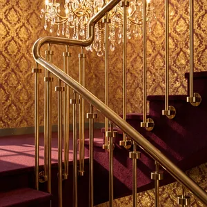 Sistema de pasamanos de latón de lujo, balaustres y peldaños decorativos metálicos antiguos para renovación de escaleras en el hogar. - Product Image 3