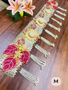 Magnifique suspension murale artisanale traditionnelle de style Toran Zardosi, broderie Bandhanwar, richesse culturelle, avec pompons - Product Image 2