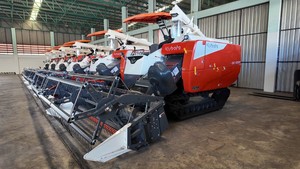 Moissonneuse-batteuse Kubota DC 120X 120 CV à 2 rangs, transmission par engrenages, moteur diesel, pour riz, haute productivité, machine agricole - Product Image 4