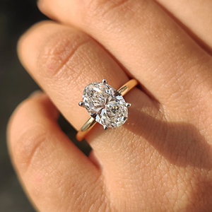 Anillo de Compromiso Exclusivo de Oro con Corte Ovalado de Dos Tonos y Halo Oculto, Joyería Nupcial con Diamantes Cultivados en Laboratorio, Proveedor Mayorista en Línea - Product Image 5