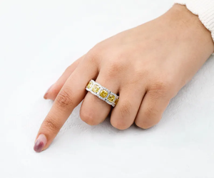 Bague de fiançailles et de mariage style vintage très tendance en or blanc 14 carats avec diamant jaune de laboratoire taille coussin pour elle - Product Image 6