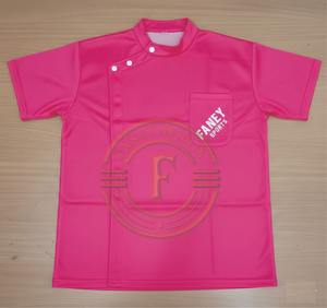 Tunique de barbier blanche avec logo personnalisé - Vêtements de travail respirants pour la coiffure - Product Image 1