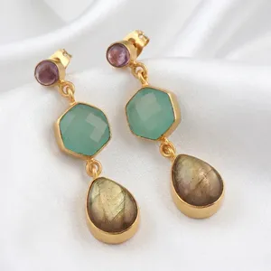 Boucles d'oreilles pendantes plaquées or 18 carats avec améthyste et labradorite, fermoir à tige, faites à la main, bijoux en pierre hexagonale de créateur - Product Image 1