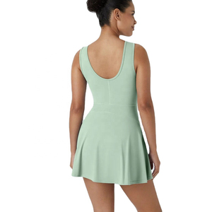 Conjunto Deportivo para Mujer: Falda Plisada Verde, Top Corto Blanco y Chaqueta Transpirable 100% Poliéster con Estampado por Transferencia Térmica, 120g - Product Image 3