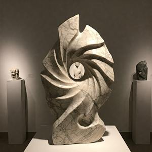 Sculpture abstraite en marbre blanc sculptée à la main avec une forme organique fluide - Product Image 2