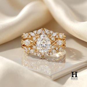 Juego de Anillos de Compromiso de Lujo de 3 Piezas con Diamantes Cultivados en Laboratorio con Corte de Pera, Oro Amarillo de 14K, Tiara de Hojas Marquise, Anillos Apilables para Novia - Product Image 2