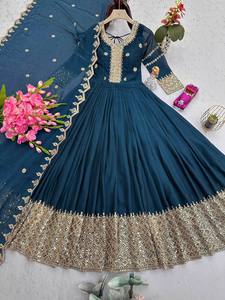 Salwar Kameez Tradicional Indio de Seda Pesada con Bordado Noha, Corte Ajustado, Diseño de Dupatta, Manga Larga, Listo para Usar - Product Image 3