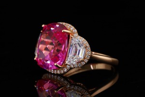 Bague de cocktail de luxe pour femme plaquée or rose 18 carats avec moissanite rose taille coussin et pierres latérales taille émeraude serties pavé - Product Image 5