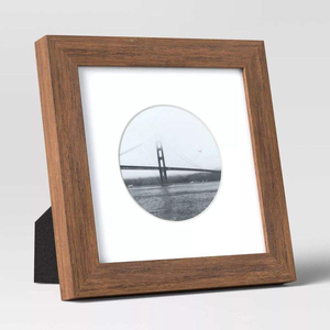 Cadre photo en bois sur mesure avec bordures sculptées pour une touche d'élégance dans toute décoration intérieure. - Product Image 2