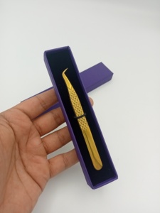 Pinzas para Cejas de Acero Inoxidable Chapadas en Oro de Marca Personalizada, Pinzas Profesionales de Precisión con Punta Inclinada para Extensión de Pestañas - Product Image 3