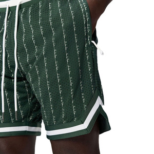 Shorts de basket-ball en maille vert foncé pour hommes, shorts de sport athlétiques avec bordure contrastée et cordon de serrage, streetwear - Product Image 4