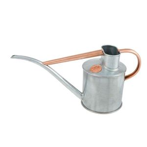 Regadera de jardín contemporánea de hierro y metal con boquilla extra larga para riego preciso en plantas de interior y jardines de balcón - Product Image 3