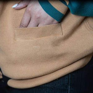 Cárdigan de punto acrílico grueso con cuello en V y logotipo personalizado para mujer, ideal para hermandades y fraternidades, con bordado de chenilla para invierno. - Product Image 3